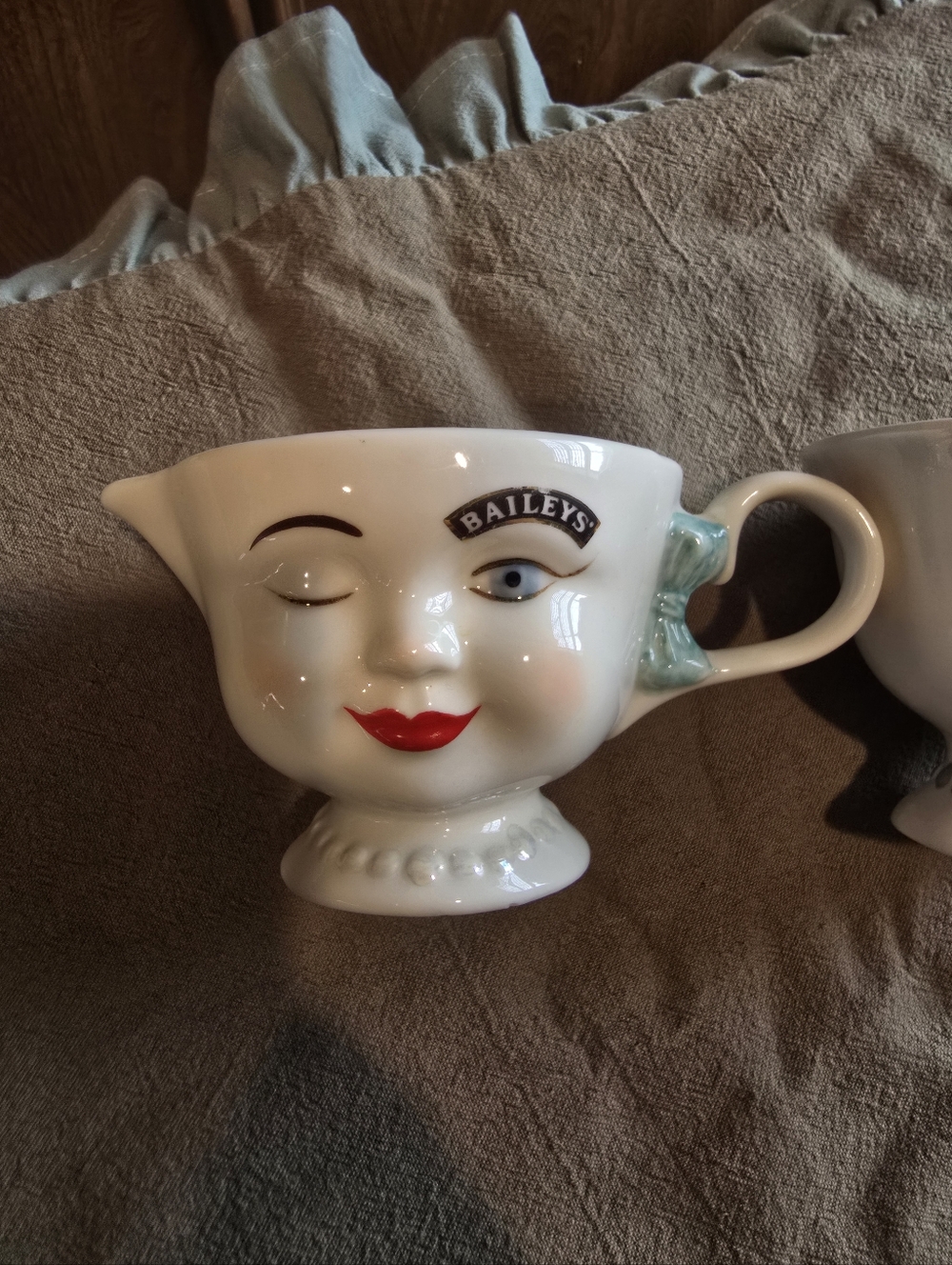 Set Of 4 Baileys Irish Creme Winking Mugs And Creamer - Picture 4 of 10